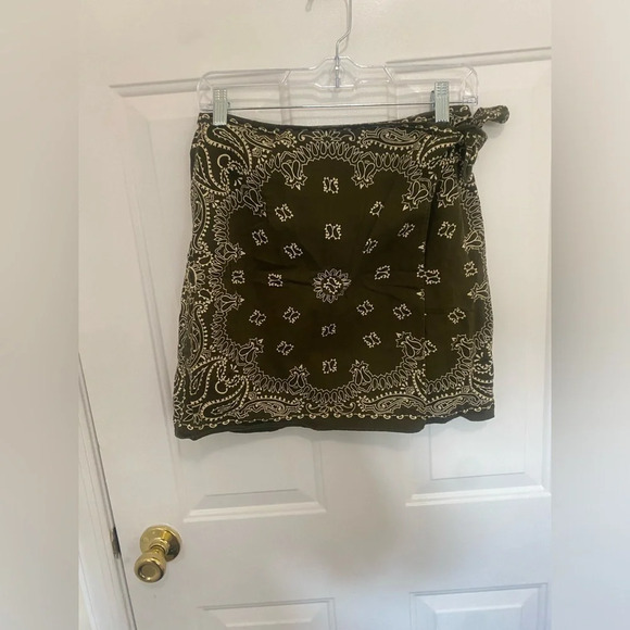 Ultra Pink Dresses & Skirts - Women’s ultra pink vintage 100% cotton bandana wrap skirt size medium boho